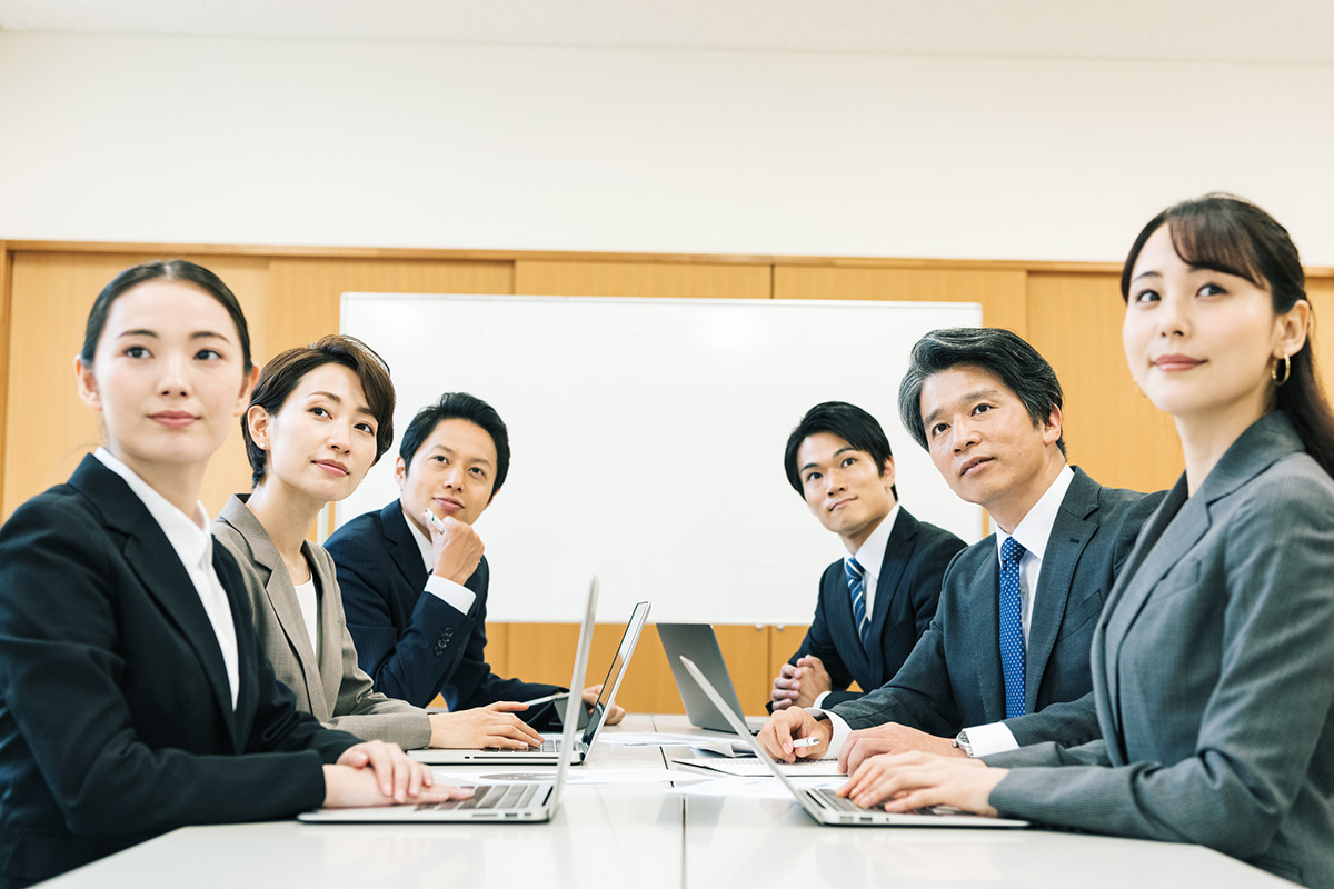 社是とは?(意味や読み方)、社訓・経営理念との違いと5社の事例を紹介|日本人事コラム